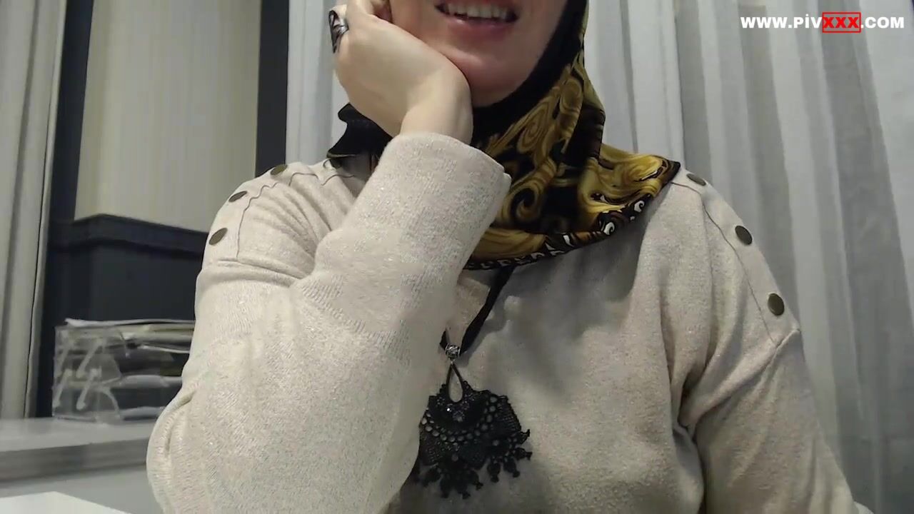 Türbanlı kadın izleyenlerin ısrarına dayanamıyor ve amını gösteriyor İfşa Videoları