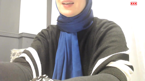 Kaplı olgun kadın götünü gösteriyor