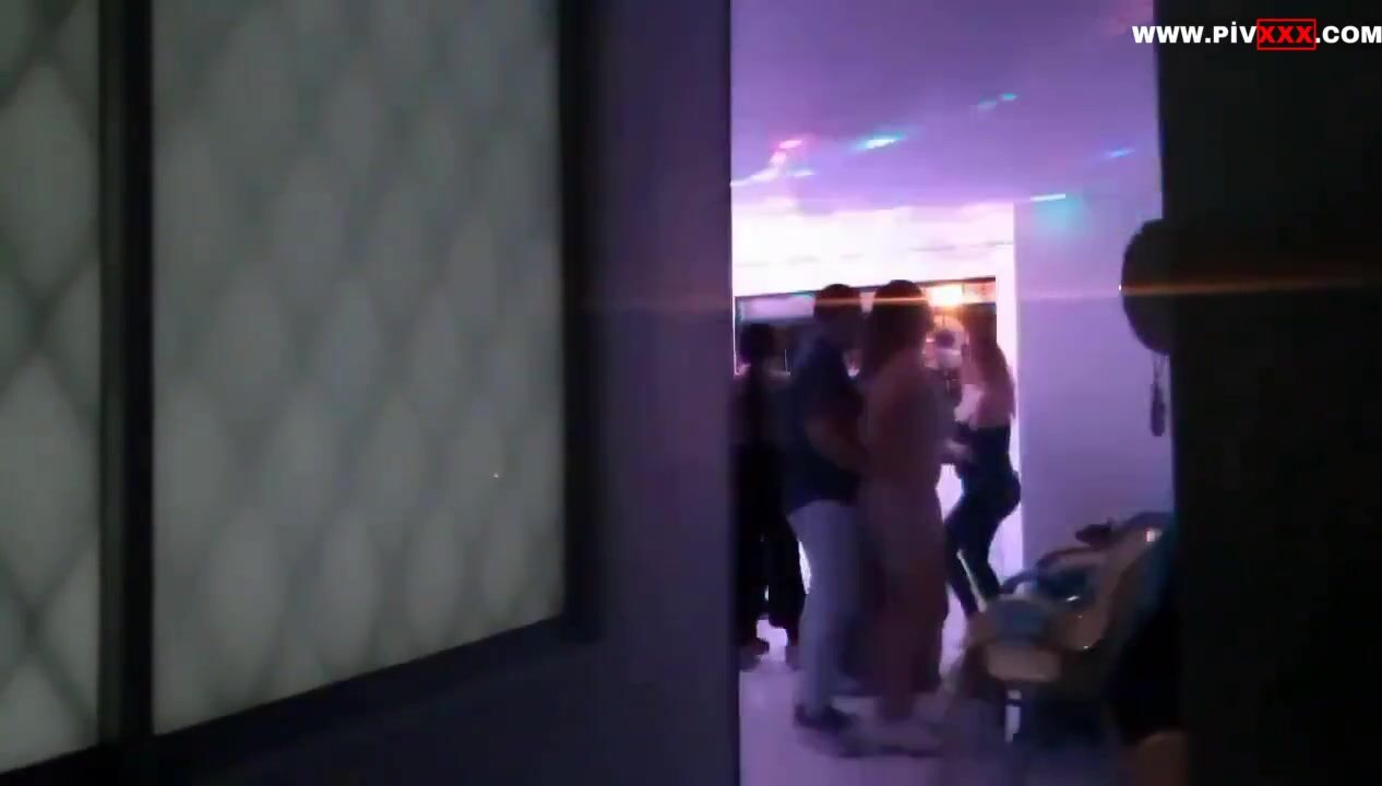 Hollandadan gelen türk çift gittikleri partide ankara havasında oynarken ayakta sikişiyorlar İfşa Videoları