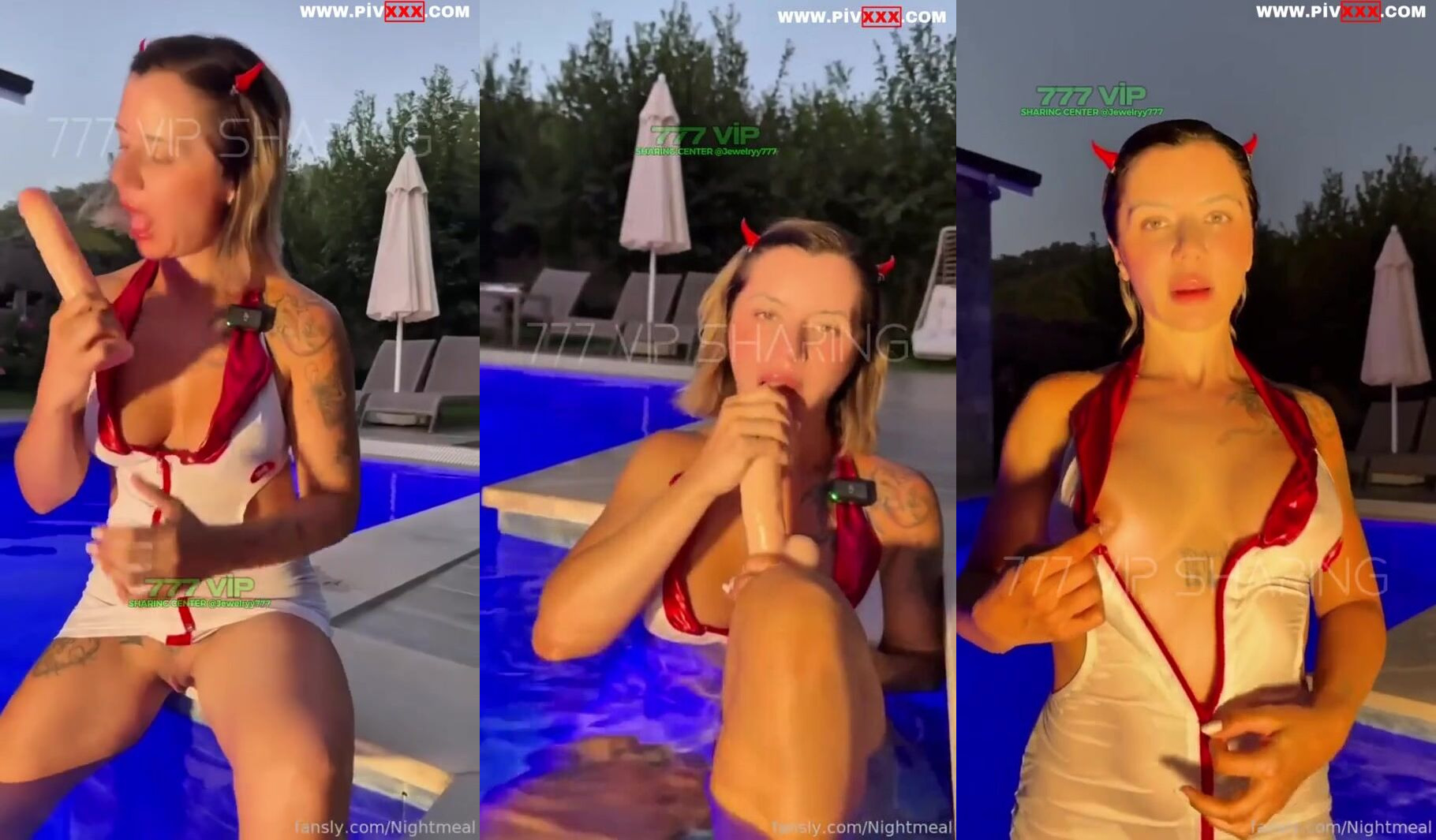 Şeytan kostümlü nightmeal havuzda dev dildo emiyor ve yalıyor İfşa Videoları
