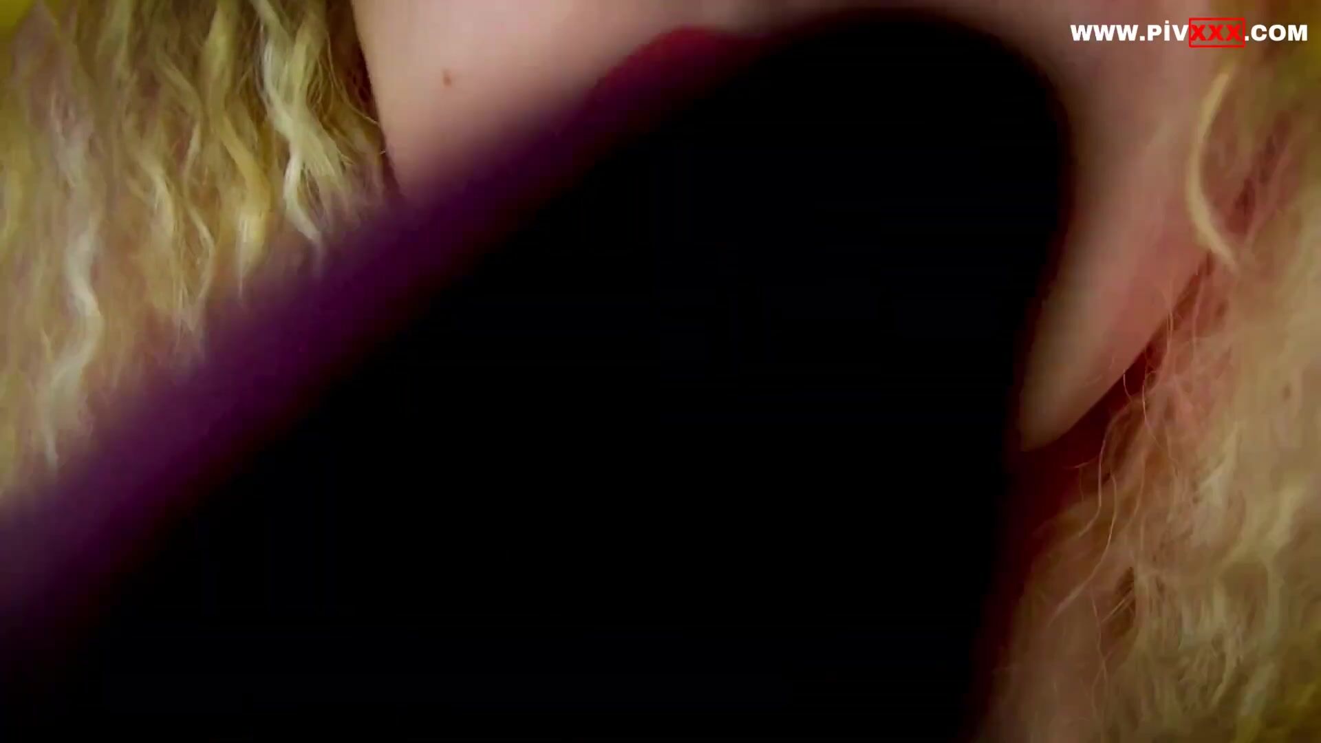 Islak dudklarimla si̇ki̇ni̇n her santi̇mi̇ni̇ keşfedi̇yorum!