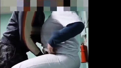 Kayseride özel hastanede doktor hemşireyi sedye üzerinde sikti