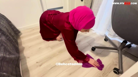 Cigdem Yilmaz Aktas kırmızı elbisesi ile ev temizliği