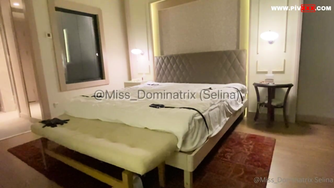 İki çılgın kadın ve bir kurban.. • Dominatrix Selina