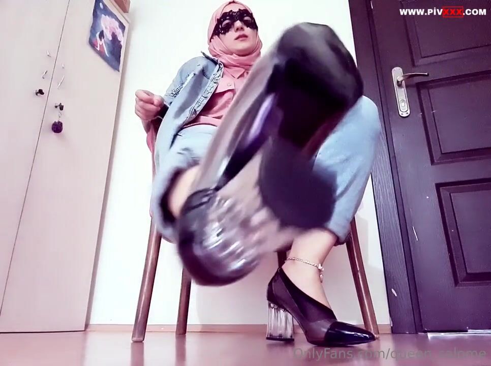 Güzel çoraplarım, ayaklarım, tükürüğüm • queen salome İfşa Videoları
