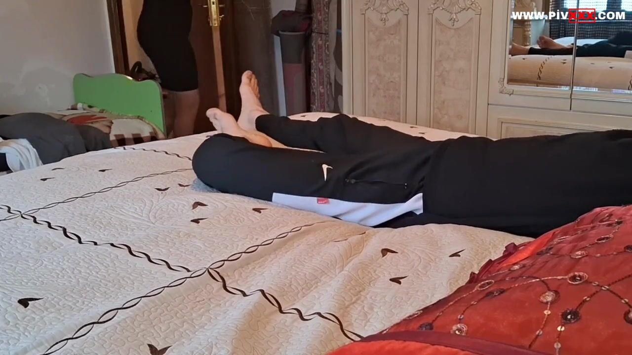 Eşinden gizli eve aldığı genç aşığıyla boynuzlunun yatak odasınd İfşa Videoları