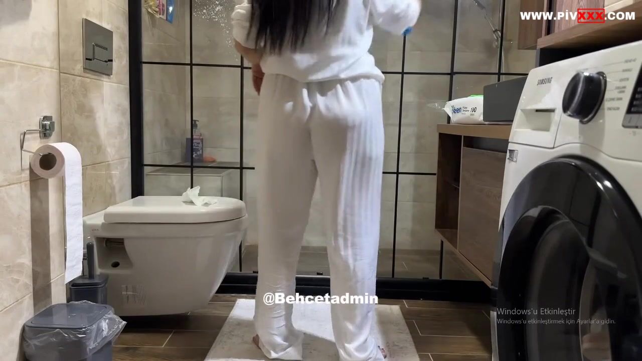 Talya burcu beyaz pijaması ile domala domala banyoyu temizledi İfşa Videoları
