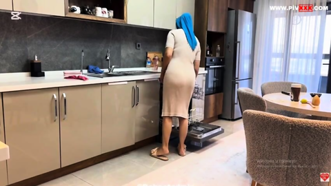 Fatma ile Her Telden seksi elbisesiyle kalça yanaklarını sergiliyor