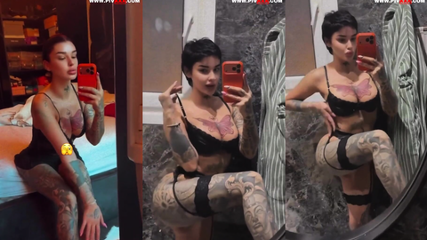 Dövmeli Hilal Çelik Aynada Seksi Pozlar Verip Bacak Arasını Okşuyor