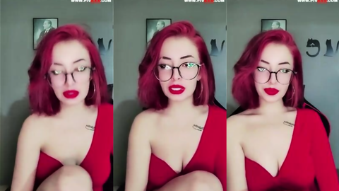 Madam Naz Gözlüklü Kırmızı Hatun Webcamde Frikik Verip Sohbet Ediyor