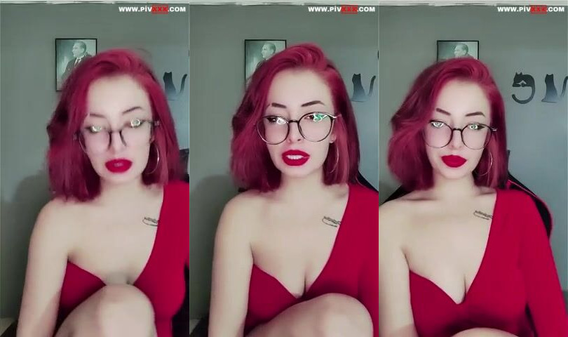 Madam naz gözlüklü kırmızı hatun webcamde frikik verip sohbet ediyor İfşa Videoları