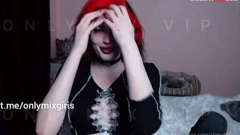 Cheryboom kırmızı saçlarıyla yatakta dildo oyunu yapıyor