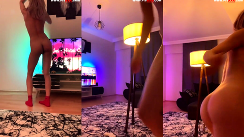 Tango Açi Sarışın Güzellik Webcam Şovda Çıplak Dans Edip Amını Okşuyor