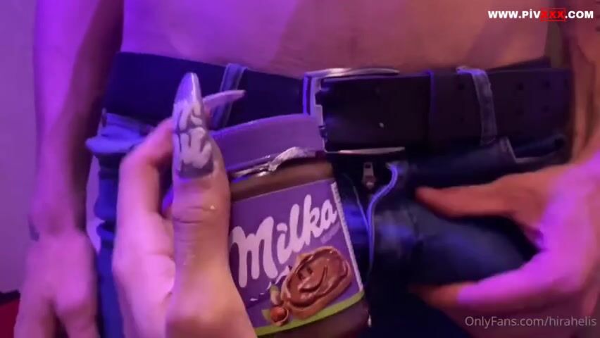 Hira helis sakso çekip acı çekerek yarak yalıyor ve parmaklanıyor İfşa Videoları