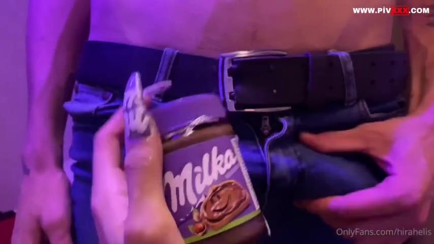 Hira helis dövmeli vücuduyla sakso çekip yarağı yalıyor sert sikişiyor İfşa Videoları