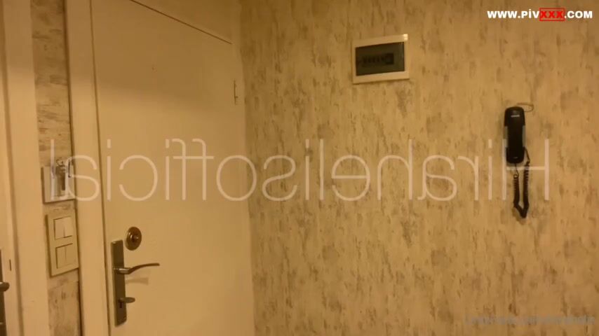 Hira helis önce eve çağırıp kur yapıyor sonra sakso çekiyor yarağı yalayıp ağzına alıyor sikişiyor
