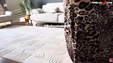 Fatma türbanlı halde eğilip kalkarken kalçası fena sallanıyor