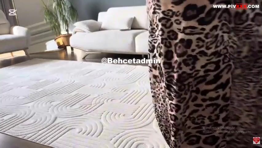 Fatma türbanlı halde eğilip kalkarken kalçası fena sallanıyor İfşa Videoları