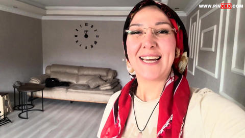 Fatma balkonda halıyı köpürterek yıkıyor, eğilip domalıyor
