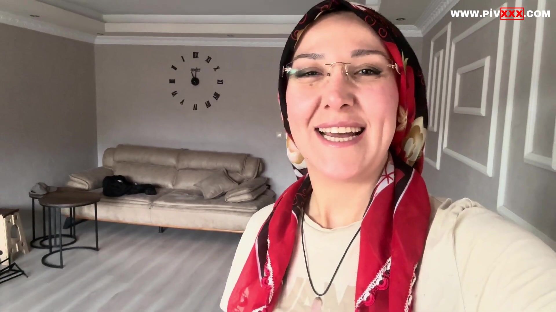 Fatma balkonda halıyı köpürterek yıkıyor, eğilip domalıyor İfşa Videoları