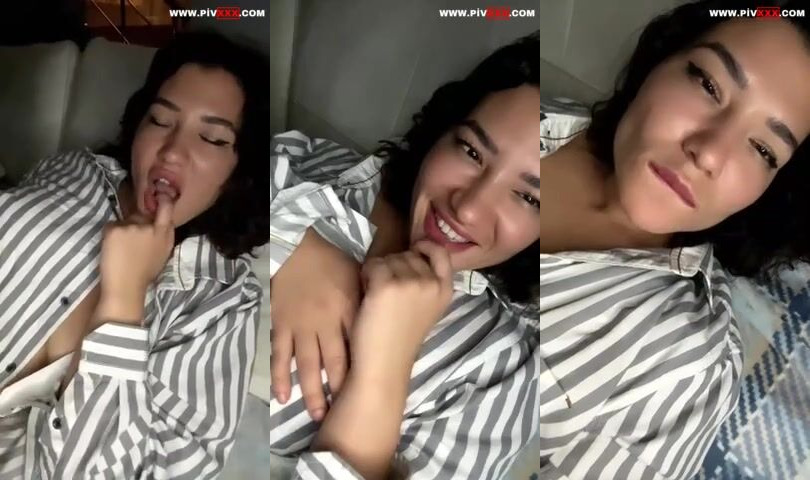 Burcu yıldız yatakta gömleğini açıp göğüsleriyle oynuyor İfşa Videoları