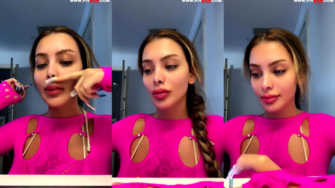 Celine Tango pembe kıyafetle saçını örerken poz veriyor