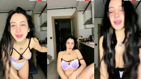 Tango Pabirli webcam şovunda memelerini çıkarıp okşuyor
