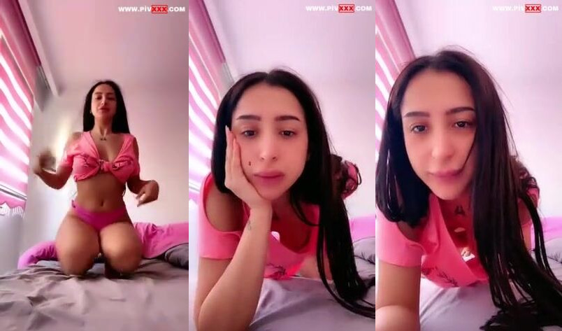 Tango pabirli pembe tangasıyla yatakta kıvranıyor İfşa Videoları