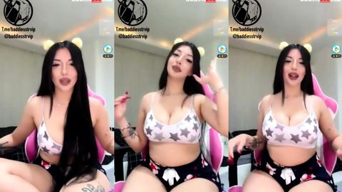 Senaave Tango Yayında Meme Dekoltesi Sergiliyor