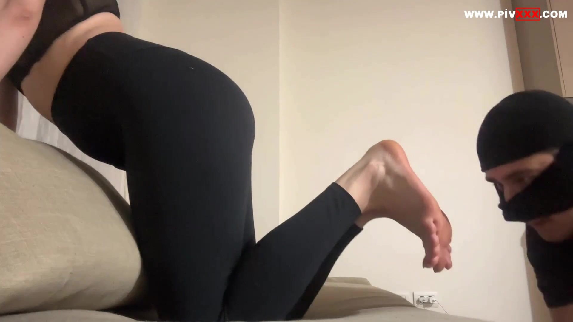 Mary jane maskeli kölesine ayaklarını yalattırıyor İfşa Videoları