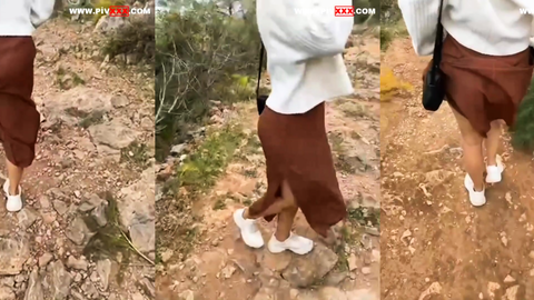 Letsnudeit ormanda etek kaldırıp götünü sergiliyor