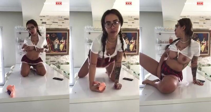 Shawty okul kızı kıyafetiyle dildo emip amına sokuyor İfşa Videoları