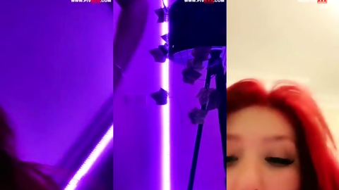 Mericeyn Tango kırmızı saçla mor ışıkta poz veriyor
