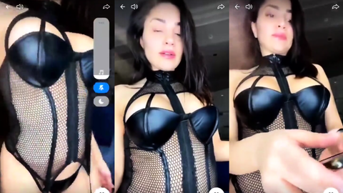 Serpil Cansız tango live'da seksi iç çamaşırıyla poz verip dil çıkarıyor