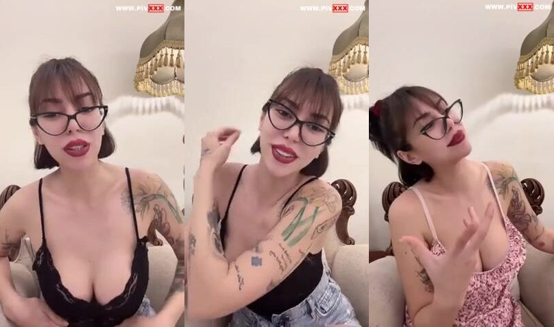 Şeydanur tunç gözlüklü haliyle webcamde göğüslerini sergiliyor İfşa Videoları