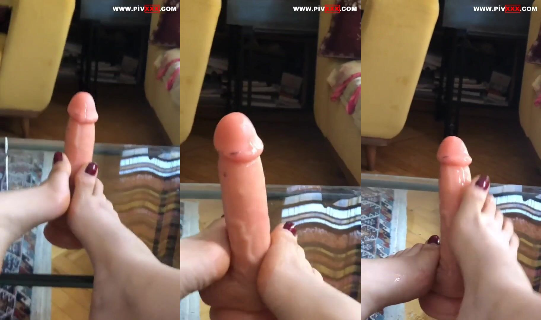Nadeiline ayak parmaklarıyla dildoyu sıkıca ovuşturup zevk alıyor İfşa Videoları