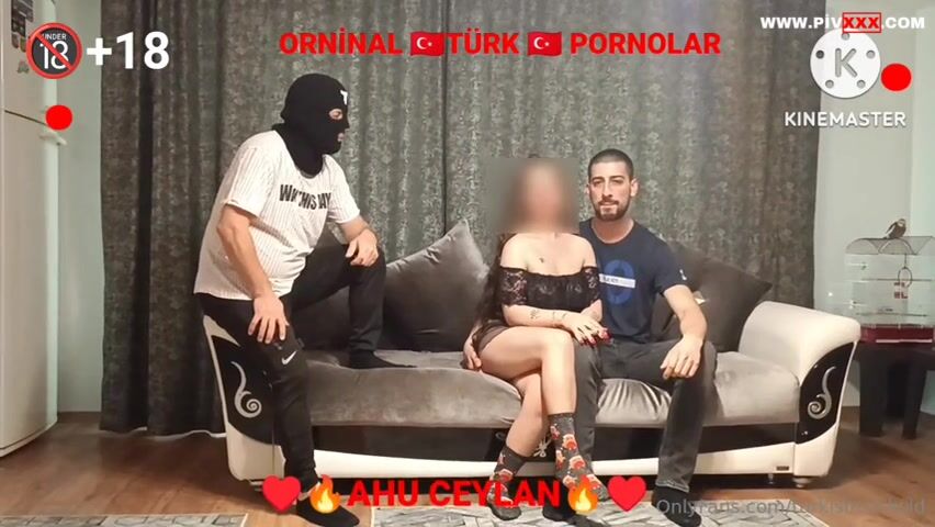 Turkishcuckold erkeğiyle ayakta sarılıp yatakta sikişiyor İfşa Videoları