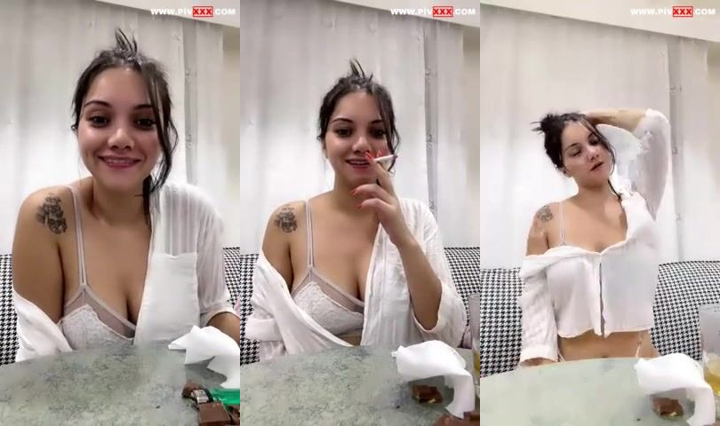 Tango bloom sigara içip içki yudumlayarak memelerini açıyor İfşa Videoları
