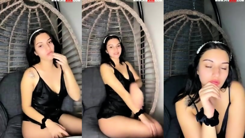 tango bloom siyah gecelikle sandalyesinde poz verip cilve yapıyor