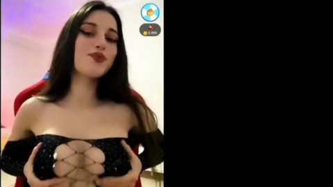 zeynepiksy canlıda memelerini okşayıp içki içiyor