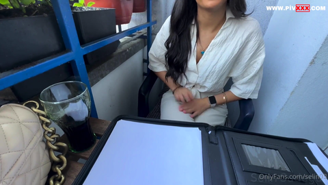 Selin Sudegül balkonda defterle başlayıp ateşli saksoya geçiyor