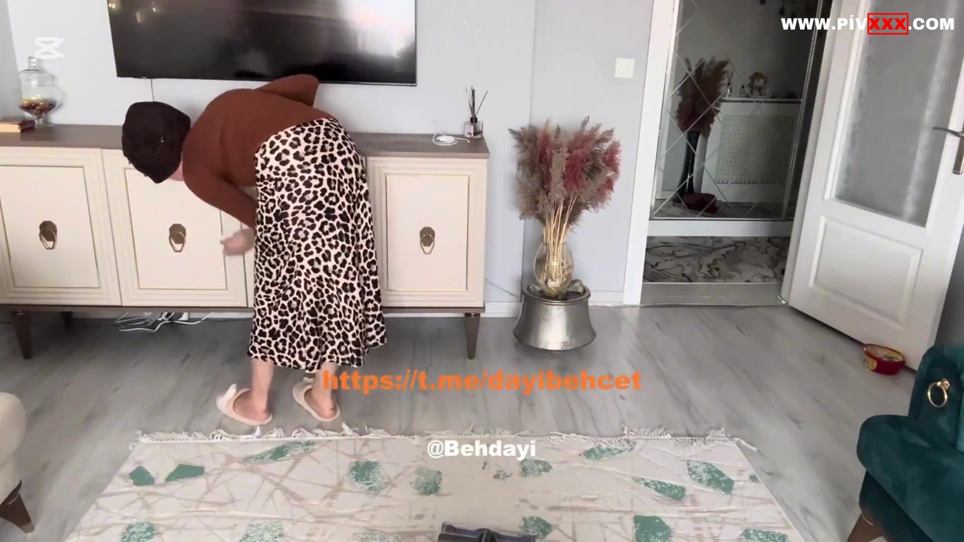 Fatma ile her telden ev temizliğinde türbanlı hatun kıvrılıyor İfşa Videoları