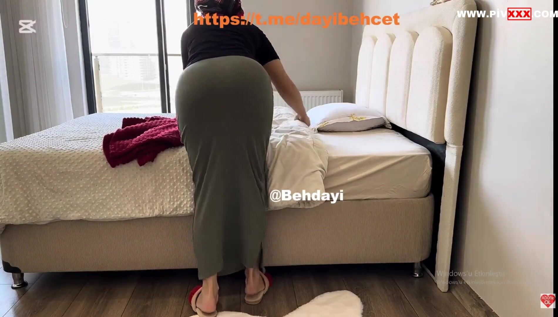 Fatma ile her telden temizlikte kalçalarını sallıyor ve ayıyı eziyor İfşa Videoları