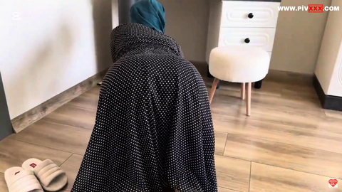 Fatma ile her telden evde süpürgeyle ayaklarını sergiliyor