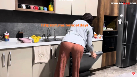 Fatma ile Her Telden'de türbanlı kadın mutfakta bulaşık yıkıyor