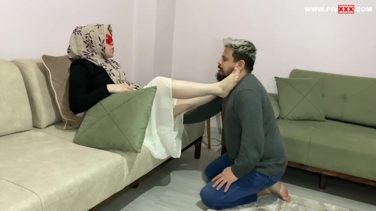 Türbanli krali̇çe kölesi̇ne acimiyor İfşa Videoları