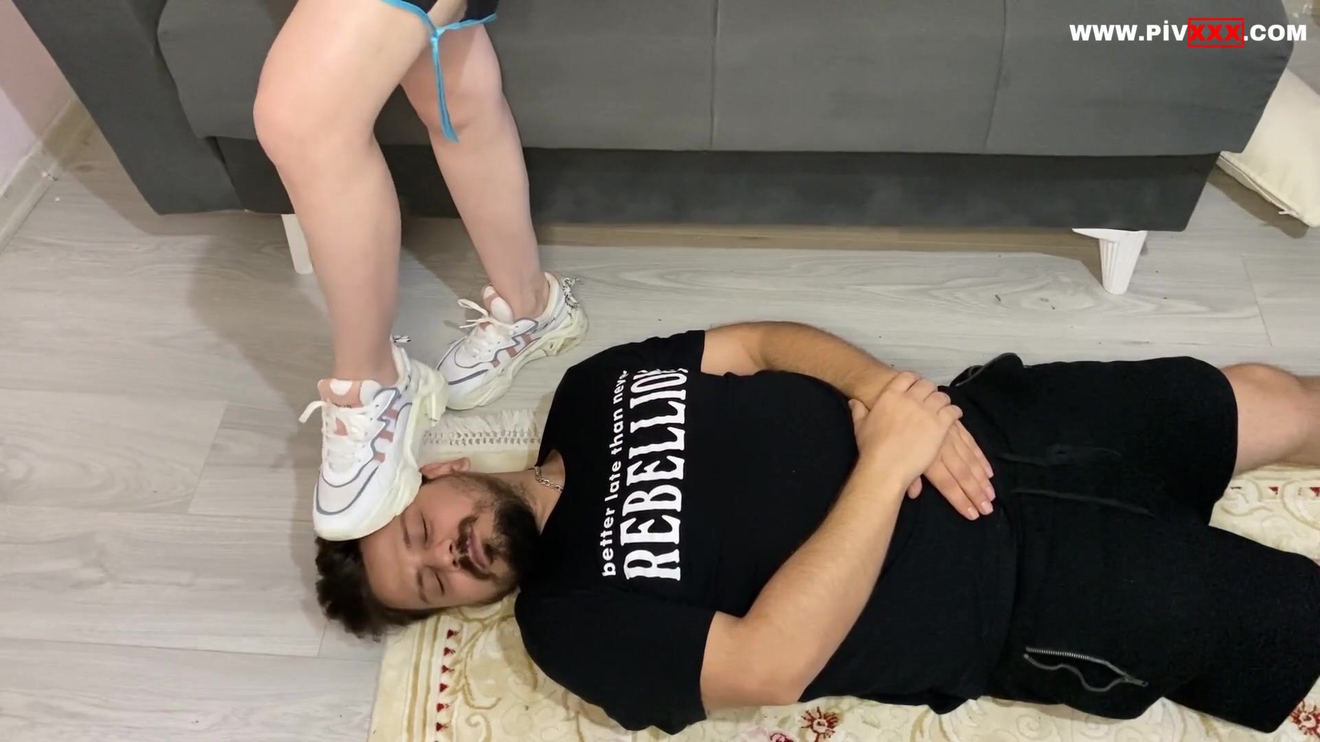 Krali̇çe kölesi̇ni̇ ayağinin altinda ezi̇yor, paspas yapiyor İfşa Videoları