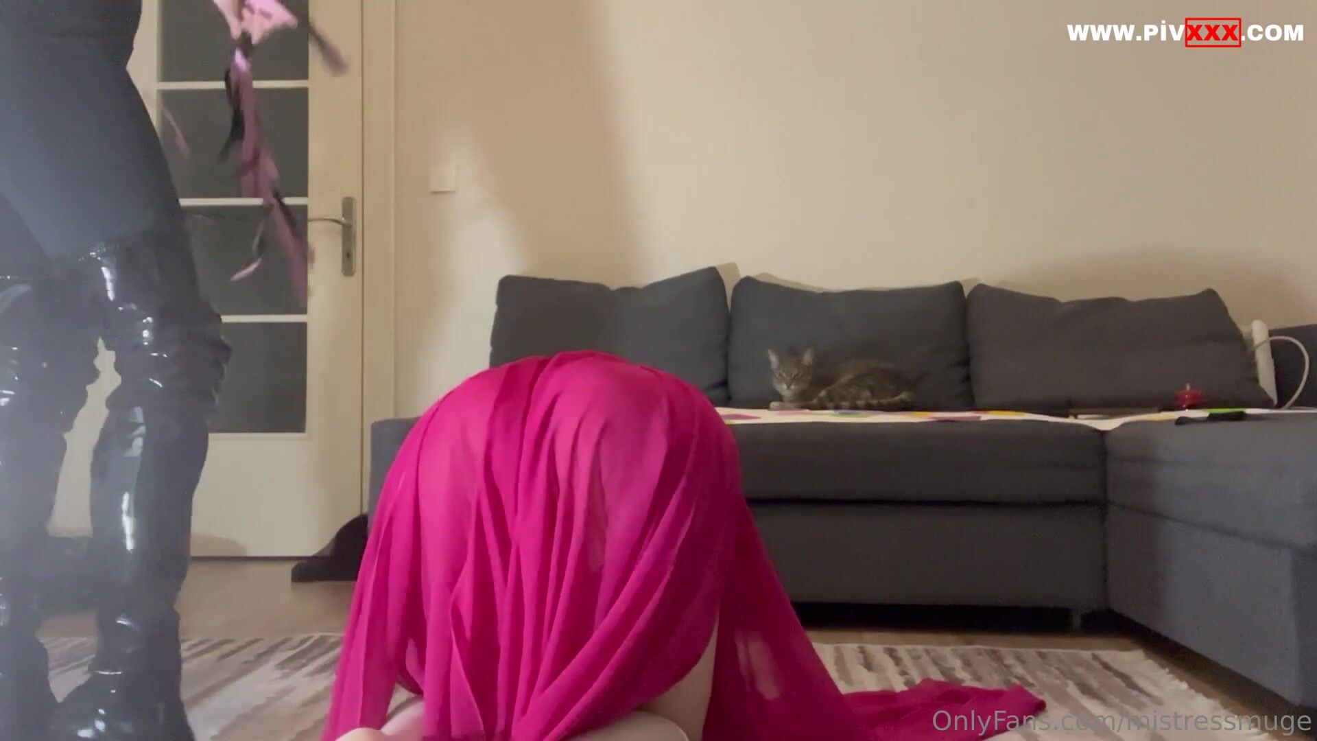 Köleyi kadın kılığıına sokup dövdük İfşa Videoları