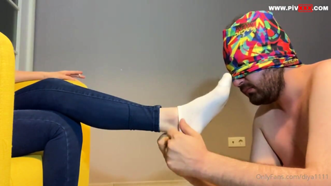 Ayaklarımı narince öp