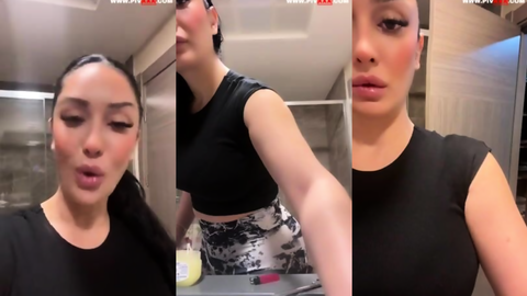 zemheri tango banyoda saçını yapıp kalçalarını gösteriyor